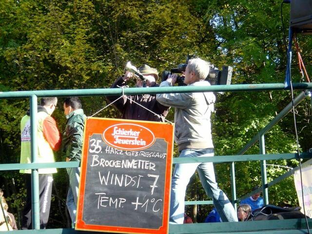 Die Wetterbedingungen beim 35. Harz-Gebirgslauf Wernigerode-Hasserode, Himmelpforte. Die Temperatur im Start- Zielbereich Himmelpforte beträgt 6 Grad Celsius, Wind ist kaum zu spüren. Auf dem Brocken braust der Wind mit Windstärke 7 (entspricht 50 bis 61 km/h). Das beunruhigt aber den Kameramann vom MDR nicht.