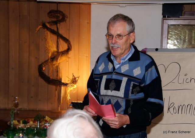 Verein der Blumen- und Gartenfreunde Friedberg - Fachvortrag zum Thema gesunde Ernährung am 10. Oktober 2012 - Vorstand Hans Holzinger begrüßt die Zuhörer