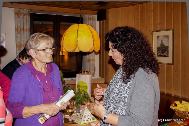 Verein der Blumen- und Gartenfreunde Friedberg - Fachvortrag zum Thema gesunde Ernährung am 10. Oktober 2012 - Sabina Scherer (rechts) beim Fachvortrag