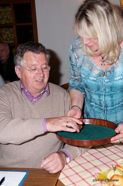 Verein der Blumen- und Gartenfreunde Friedberg - Fachvortrag zum Thema gesunde Ernährung am 10. Oktober 2012 - Vereinsmitglied und Stadtrat Thomas Treffler versucht sich an einem leckeren Tomatensüppchen
