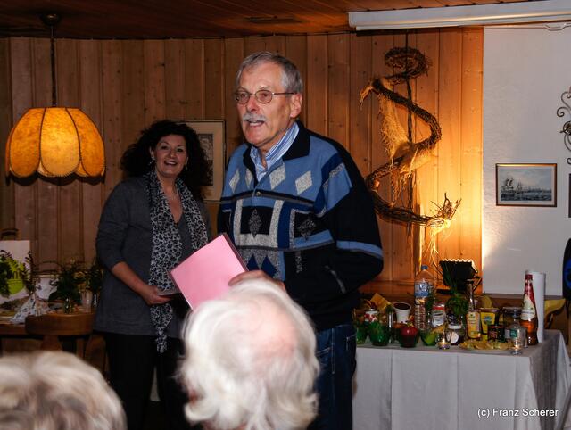 Verein der Blumen- und Gartenfreunde Friedberg - Fachvortrag zum Thema gesunde Ernährung am 10. Oktober 2012 - Vereinsvorstand Hans Holzinger begrüßt die Zuhörer. Im Hintergrund Sabina Scherer