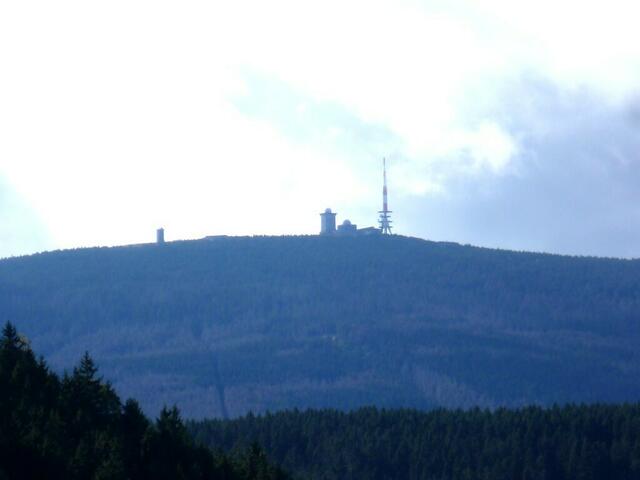 Die Brockenkuppe. Einen Tag nach dem HGL bei einer Wanderung auf der HM-Strecke fotografiert. Standort Ilsestein (440 Meter, 51.846635,10.661952).