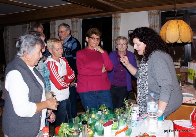 Verein der Blumen- und Gartenfreunde Friedberg - Fachvortrag zum Thema gesunde Ernährung am 10. Oktober 2012 - Sabina Scherer (rechts) beim Fachvortrag
