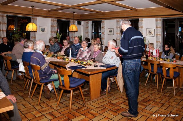 Verein der Blumen- und Gartenfreunde Friedberg - Fachvortrag zum Thema gesunde Ernährung am 10. Oktober 2012 - Vereinsvortstand Hans Holzinger begrüßt die Zuhörer