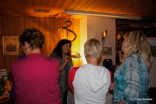 Verein der Blumen- und Gartenfreunde Friedberg - Fachvortrag zum Thema gesunde Ernährung am 10. Oktober 2012 - Sabina Scherer (rechts) beim Fachvortrag