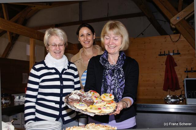 Verkaufsoffener Oktobersonntag 2012 in Dasing - Verführerische Leckereien, gebacken von den Dasinger Hausfrauen