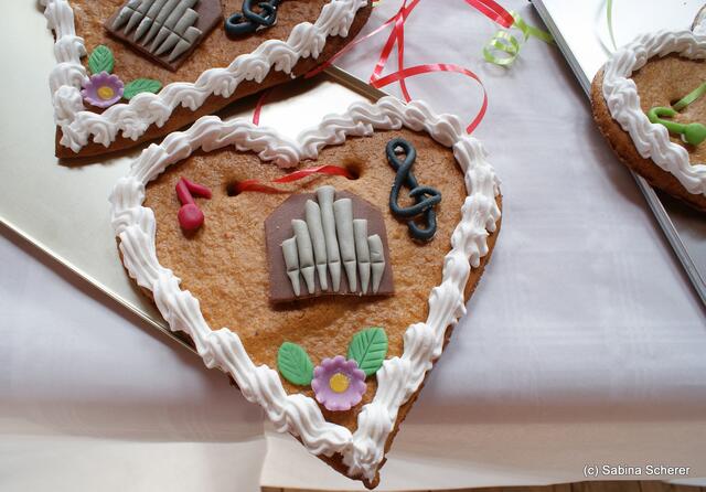 Verkaufsoffener Oktobersonntag 2012 in Dasing - Das Team von Ihles Kinderbackstube sammelt Herzspenden für die neue Kirchenorgel