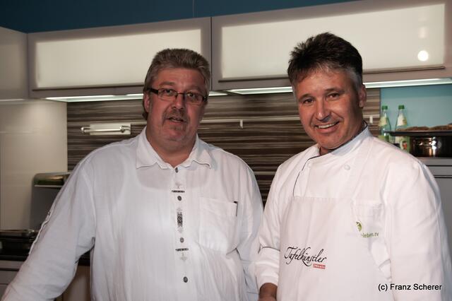 Verkaufsoffener Oktobersonntag 2012 in Dasing -  Bio-Spitzenkoch Bernd Trum (rechts) mit Möbelhaus-Chef Gerhard Lindermeier