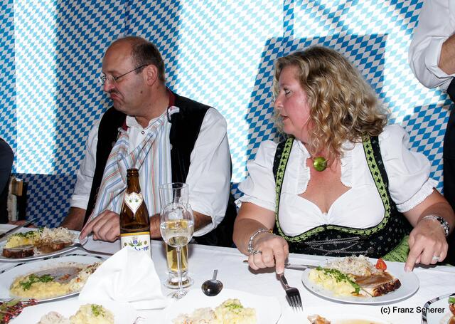 Verkaufsoffener Oktobersonntag 2012 in Dasing - DSDS - Dasing sucht den Superkoch. Die Jury bewertet sehr kritisch. Im Bild Dasings 3. Bürgermeisterin Iris Neusiedl und Kirchenchor-Mitglied Bernhard Dallinger
