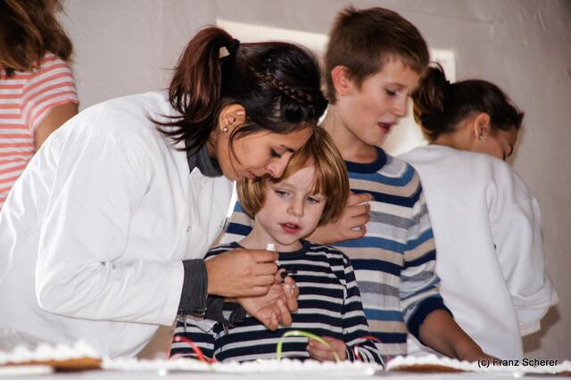 Verkaufsoffener Oktobersonntag 2012 in Dasing - Das Team von Ihles Kinderbackstube sammelt Herzspenden für die neue Kirchenorgel