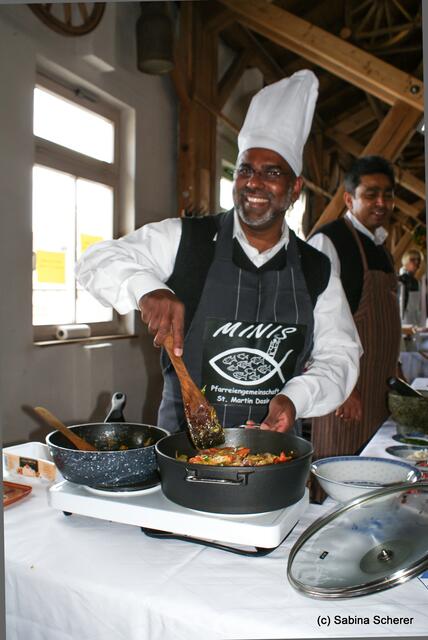 Verkaufsoffener Oktobersonntag 2012 in Dasing - Leckeres aus der indischen Küche bereiteten Pater Justin und Pater Babu. Der Verkaufserlös ist für die neue Dasinger Kirchenorgel