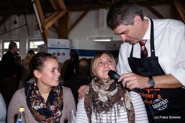 Verkaufsoffener Oktobersonntag 2012 in Dasing - DSDS - Dasing sucht den Superkoch. Moderator Diakon Michael Popfinger macht Interviews mit den Zuschauern