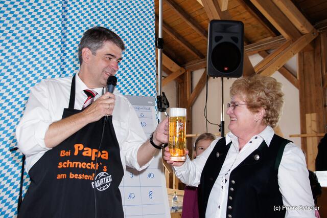 Verkaufsoffener Oktobersonntag 2012 in Dasing - DSDS - Dasing sucht den Superkoch. Moderator Diakon Michael Popfinger und Organisatorin Elke Zuschke