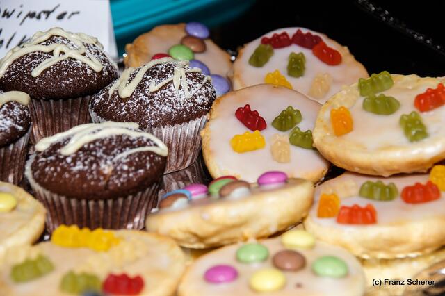 Verkaufsoffener Oktobersonntag 2012 in Dasing - Verführerische Leckereien, gebacken von den Dasinger Hausfrauen
