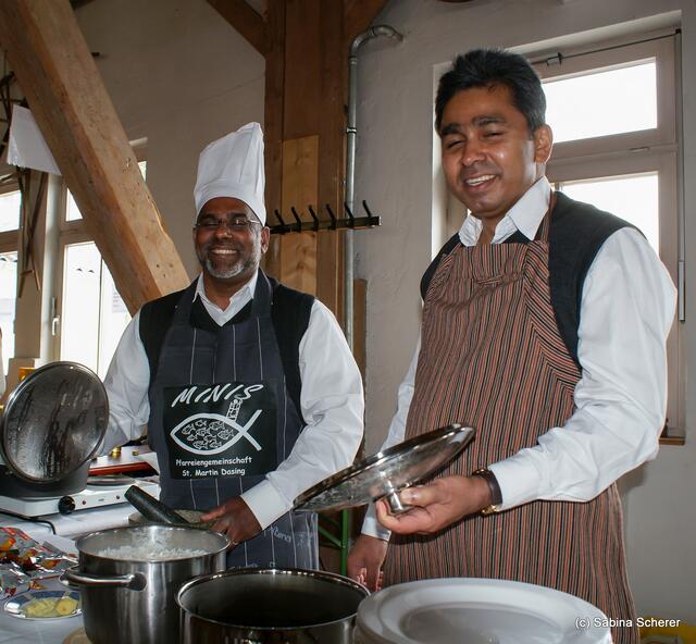 Verkaufsoffener Oktobersonntag 2012 in Dasing - Leckeres aus der indischen Küche bereiteten Pater Justin und Pater Babu. Der Verkaufserlös ist für die neue Dasinger Kirchenorgel