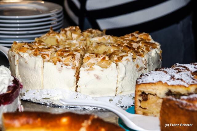 Verkaufsoffener Oktobersonntag 2012 in Dasing - Verführerische Leckereien, gebacken von den Dasinger Hausfrauen