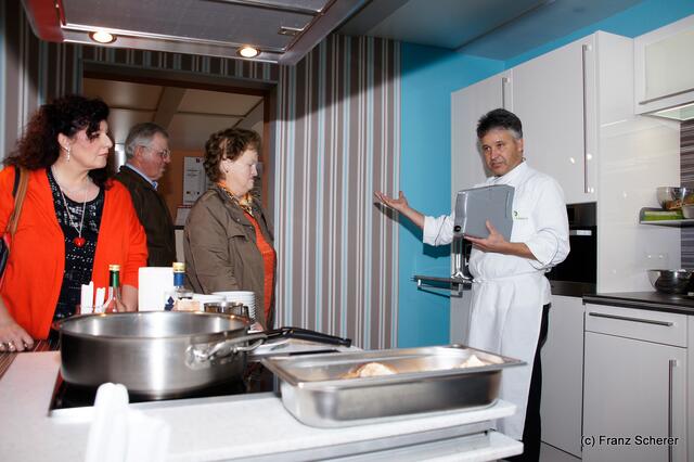 Verkaufsoffener Oktobersonntag 2012 in Dasing -  Bio-Spitzenkoch Bernd Trum bei der Zubereitung eines leckeren Pilzgerichts