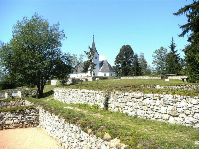 Blick von östlicher Doppelkirche zur heutigen Kirche St. Hemma