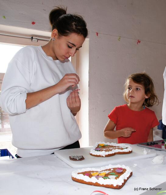 Verkaufsoffener Oktobersonntag 2012 in Dasing - Das Team von Ihles Kinderbackstube sammelt Herzspenden für die neue Kirchenorgel