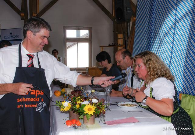 Verkaufsoffener Oktobersonntag 2012 in Dasing - DSDS - Dasing sucht den Superkoch. Moderator Diakon Michael Popfinger im Gespräch mit Dasings 3. Bürgermeisterin Iris Neusiedl