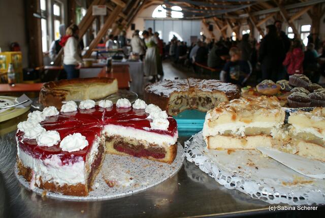 Verkaufsoffener Oktobersonntag 2012 in Dasing - Verführerische Leckereien, gebacken von den Dasinger Hausfrauen
