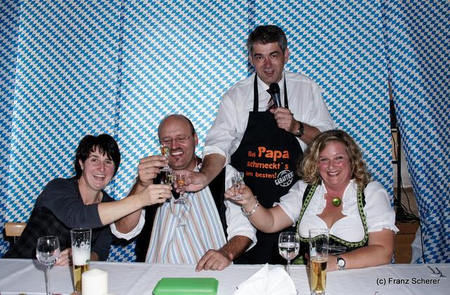 Verkaufsoffener Oktobersonntag 2012 in Dasing - DSDS - Dasing sucht den Superkoch. Die Jury bewertet sehr kritisch. Ein kleines Päuschen muss sein: v.r.: Vroni Baur, Bernhard Dallinger, Michael Popfinger und Iris Neusiedl