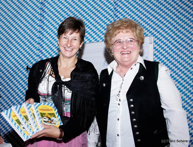 Verkaufsoffener Oktobersonntag 2012 in Dasing - Organisatorinnen Hilde Morhardt (links) und Elke Zuschke