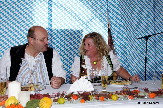 Verkaufsoffener Oktobersonntag 2012 in Dasing - DSDS - Dasing sucht den Superkoch. Die Jury bewertet sehr kritisch. Im Bild Dasings 3. Bürgermeisterin Iris Neusiedl und Kirchenchor-Mitglied Bernhard Dallinger