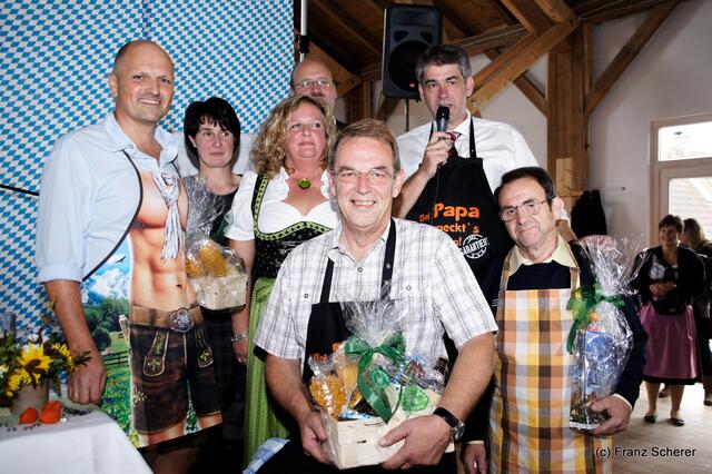 Verkaufsoffener Oktobersonntag 2012 in Dasing - DSDS - Dasing sucht den Superkoch. Sieger, Jury und Moderator beim Gruppenbild. Von links: Markus Kacob, Vroni Baur, Iris Neusiedl, Bernhard Dallinger, Bürgermeister Erich Nagel, Diakon Michael Popfinger und Rudi Fischer