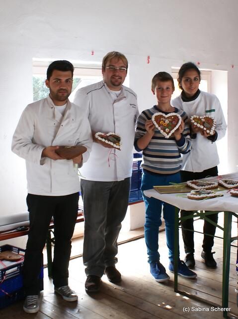 Verkaufsoffener Oktobersonntag 2012 in Dasing - Das Team von Ihles Kinderbackstube sammelt Herzspenden für die neue Kirchenorgel