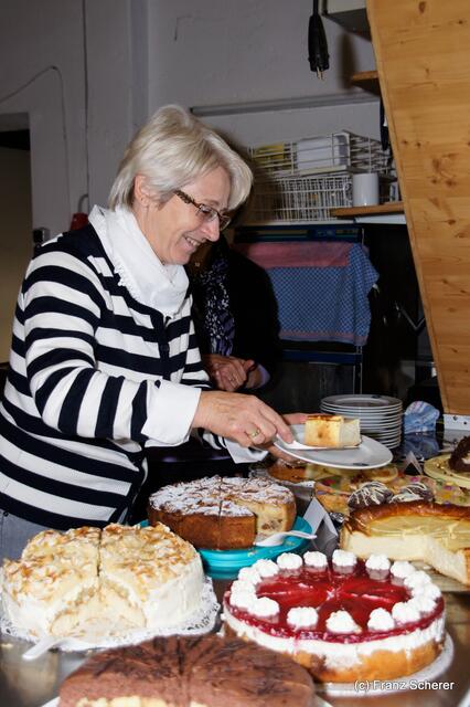 Verkaufsoffener Oktobersonntag 2012 in Dasing - Verführerische Leckereien, gebacken von den Dasinger Hausfrauen