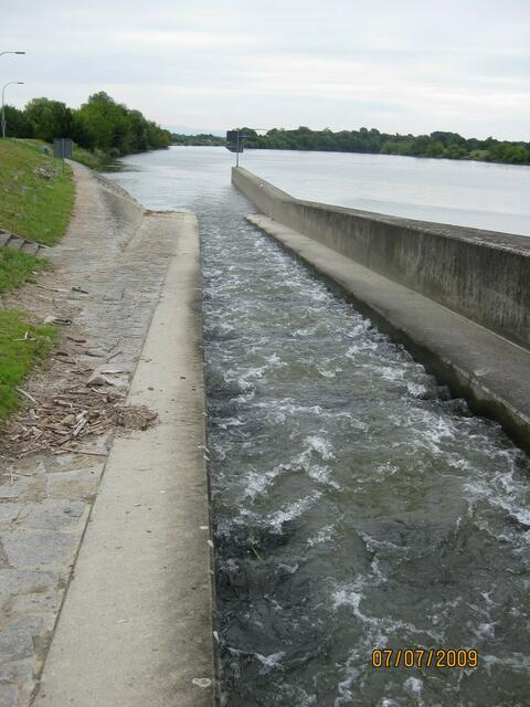 Straubing Donau: Aufwärts und abwärts für Fische und ihr Futter... und spritzig abwärts für bepackte Wanderkanu's. Eine willkommene Dusche an einem   heißen Sommertage !!!