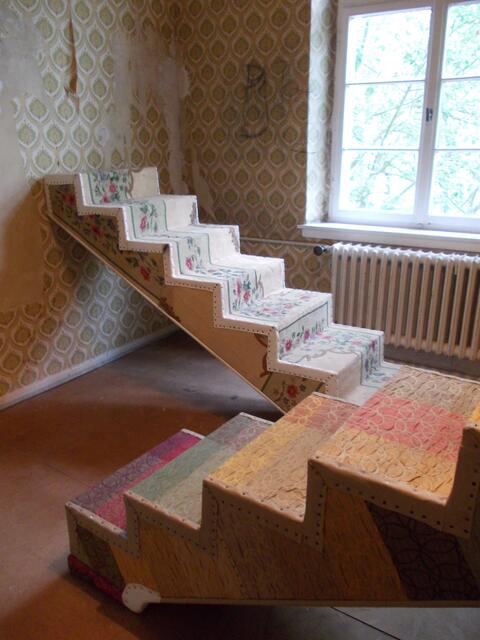 Treppen-Raum im Gesamtkunstwerk "Hugenottenhaus" von Theaster Gates, documenta 2012