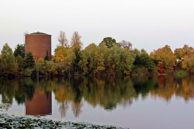 Kiessee nördlich von Klein Ilsede (mit Wasserspeicher bei "Ilseder Mühle")