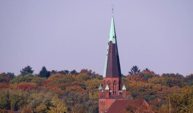 Turm der kath. Kirche "Zu den Heiligen Engeln" in Peine (Hintergrund: Herzberg)