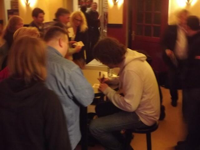 Nach der Show gab Michael Hatzius noch bereitwillig Autogramme, was gerne angenommen wurde.