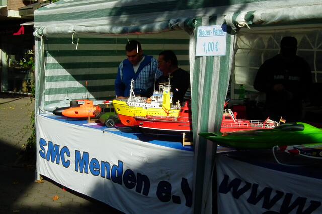 Schiffsmodellbau-Club. Man konnte sogar Schiffe zu Wasser lassen. Ein großes Planschbecken lud dazu ein