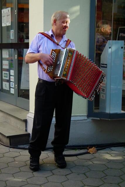 Ein Straßenmusiker.