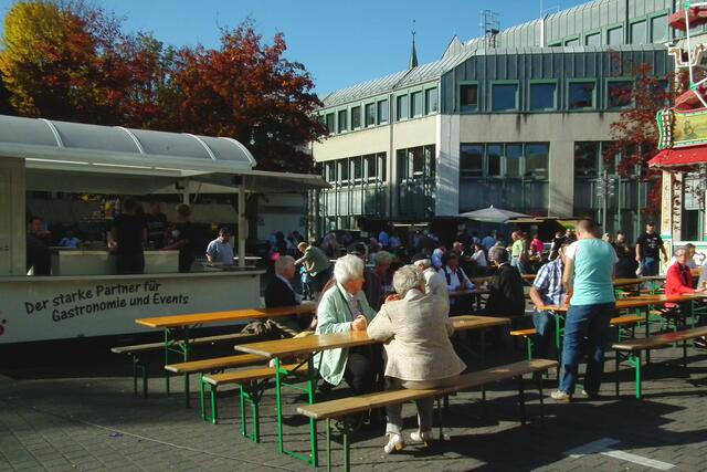 Blick über den Rathausplatz. Leider zum letzten Mal dabei: Die Landfrauen.