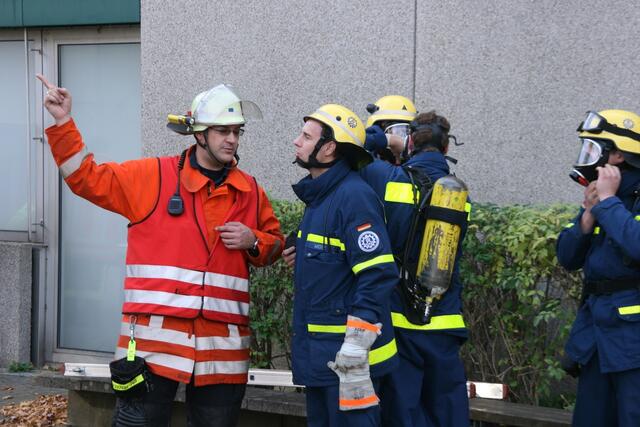 Abstimmung der nächsten Maßnahmen zwischen Feuerwehr und THW