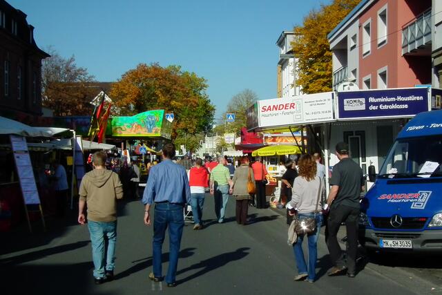 Ca. 11.35 Uhr. Die Straße ist schon belebt.