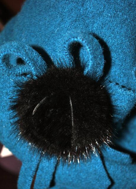 Schwarzer Puschel auf Blau