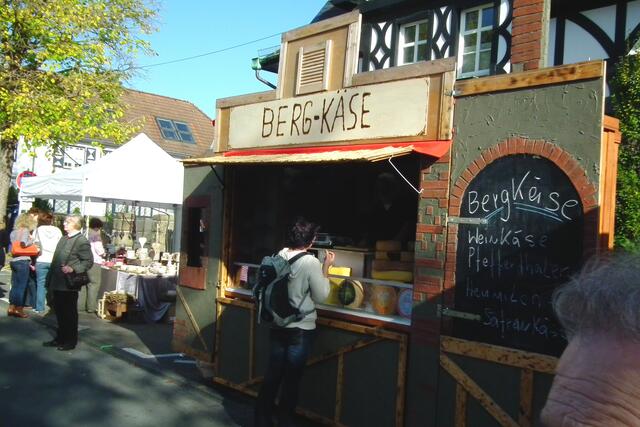 Käse. Mir wurde ein Stückchen zum Probieren angeboten. Ging gar nicht. "Ich esse nur Gouda", meine Worte. Das wäre "Wasserkäse" bekam ich zu hören.