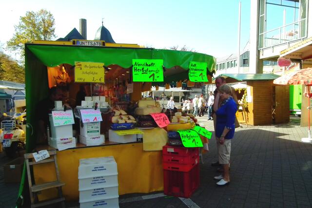 Ein Käsestand - steht auch fast immer auf unserem Wochenmarkt dienstags und donnerstags.