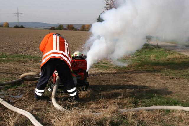 Eine Pumpe versagt ihren Dienst und gerät in Brand (Übungseinlage – Rauchdarstellung mit Pyrotechnik)