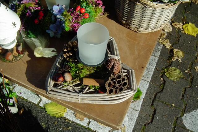 Teelichthalter nebst Herbstdekoration.