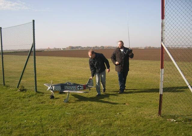 Ralf Arndt und Christian Lindenberg begleiten das Flugzeug in den Winterschlaf
