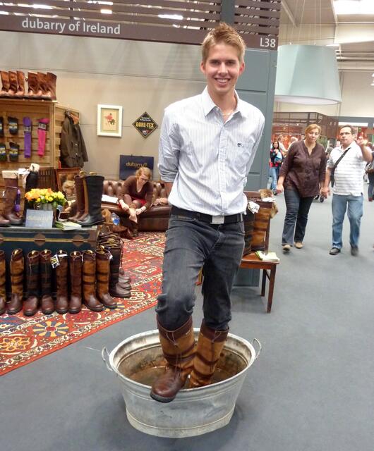 Dieser nette junge Mann führte uns gerne den Wasserdichtetest für die angebotenen Stiefel mit einfachem Demonstrationsmittel vor.