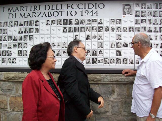Anna Rosa Nannetti und Gianluca Luccarini. Beide verloren viele Familienmitglieder und arbeiten die Massaker historisch auf. Nächstes Jahr kommen sie nach Augsburg.