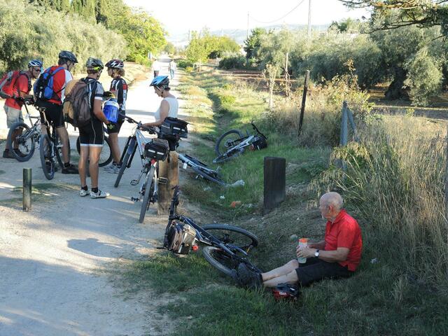 ... Pause an der Bahntrasse ...